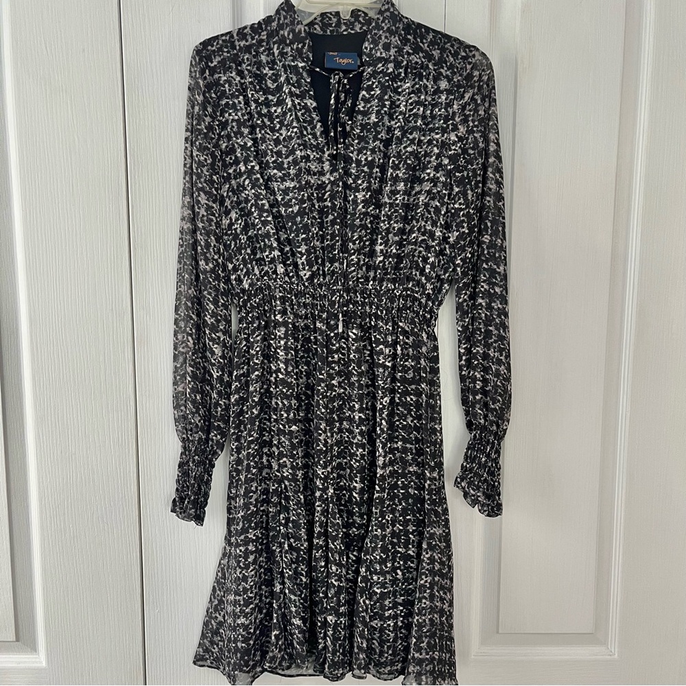 Just Taylor Dress Women's Small Long Sleeve V-Neck Flowy Midi Length smock